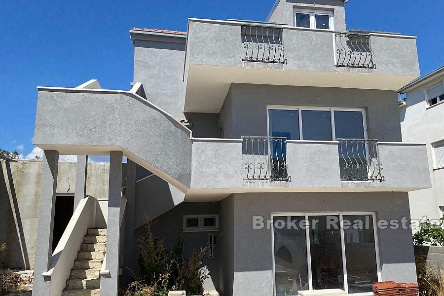 House with swimming pool in high Roh bau condition