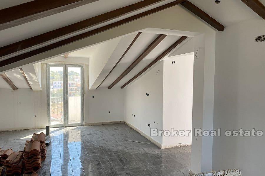 Dům s bazénem ve vysokém Roh bau stavu