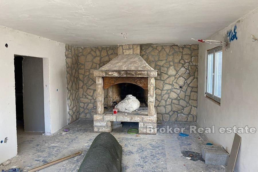 Dům s bazénem ve vysokém Roh bau stavu