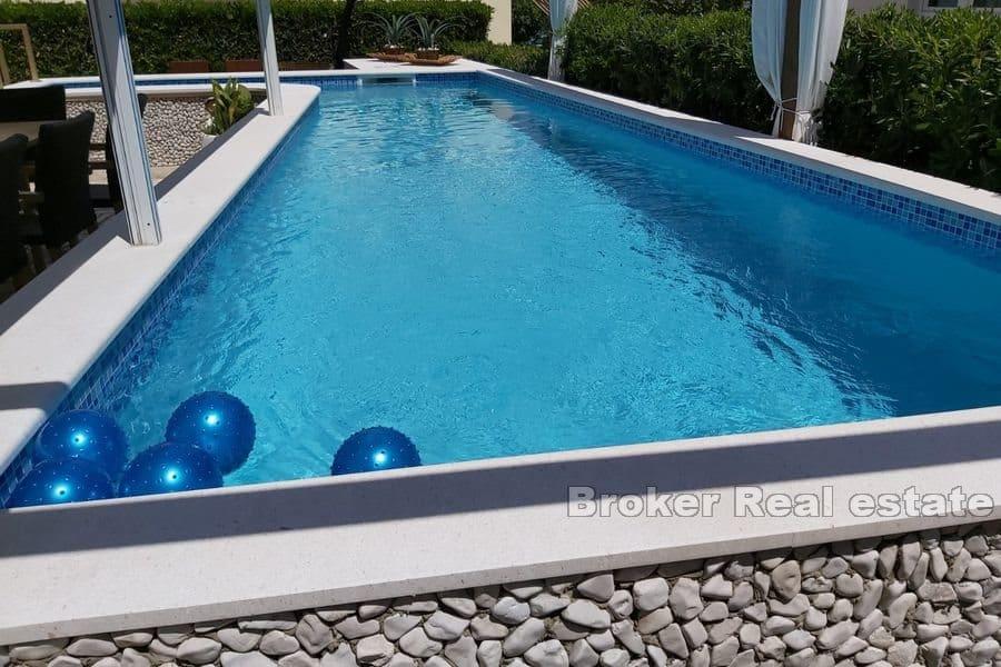 Lägenhetshus med pool, andra raden från havet