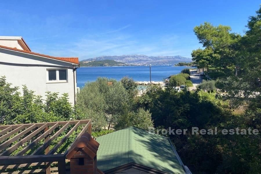Lägenhetshus med pool, andra raden från havet