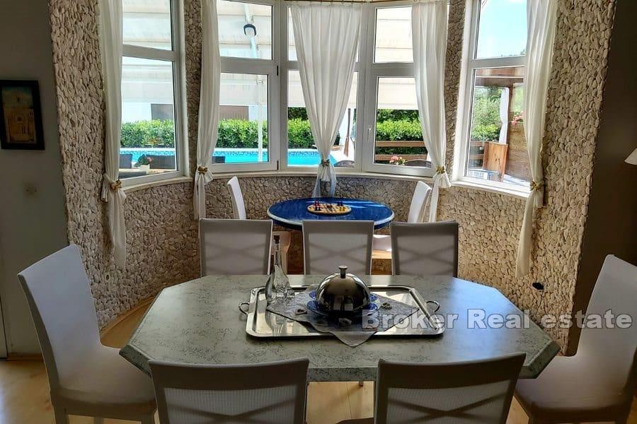 Immeuble avec piscine, deuxième rangée de la mer