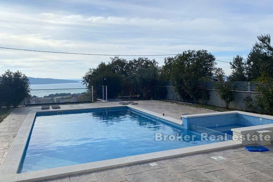Villa mit Pool und Meerblick