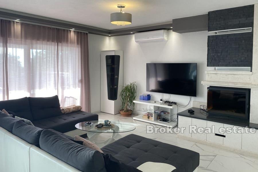 Villa mit Pool und Meerblick