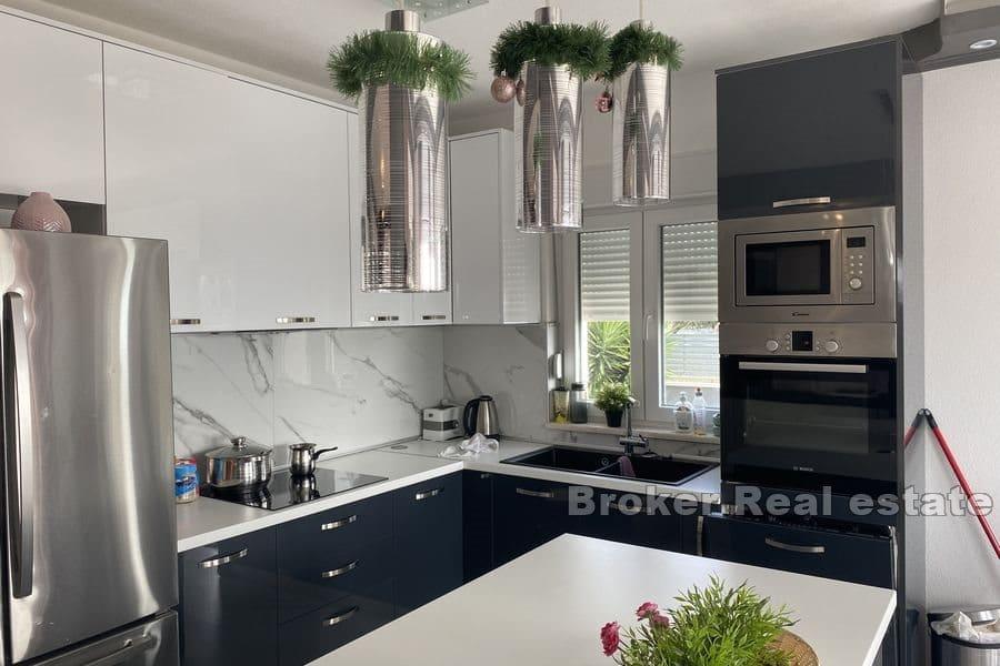 Вилла с бассейном и видом на море