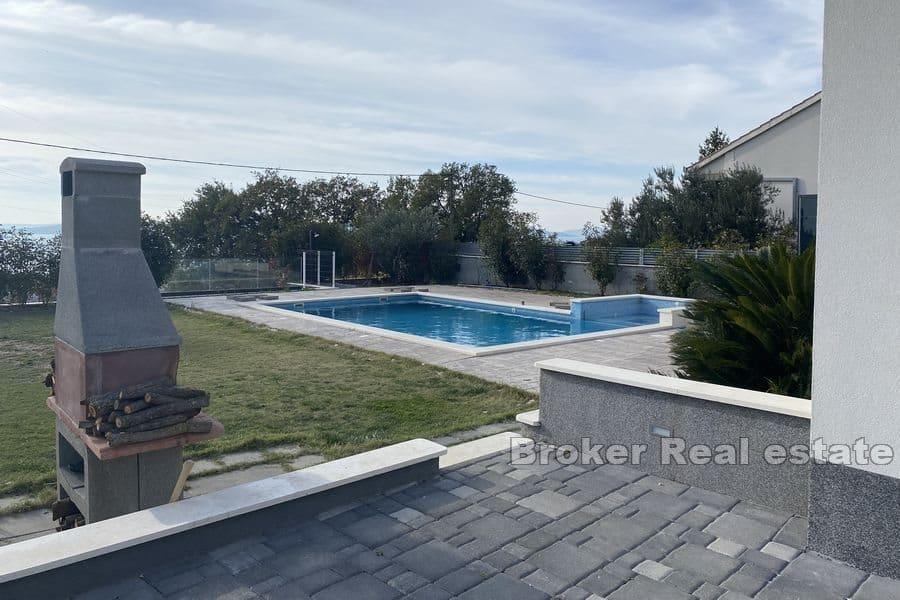 Villa mit Pool und Meerblick