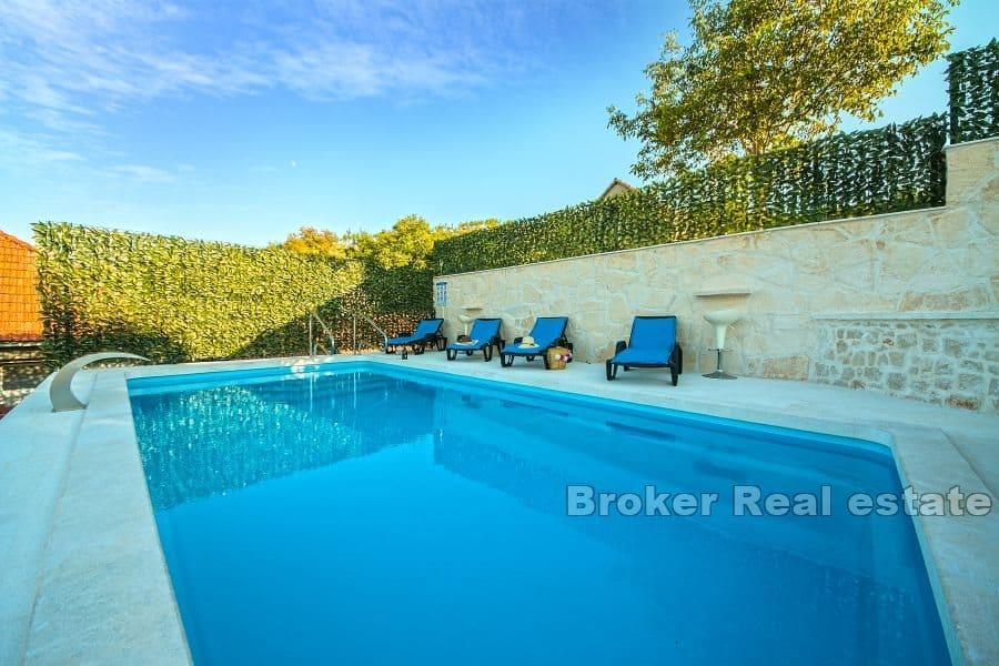 Каменный дом с бассейном