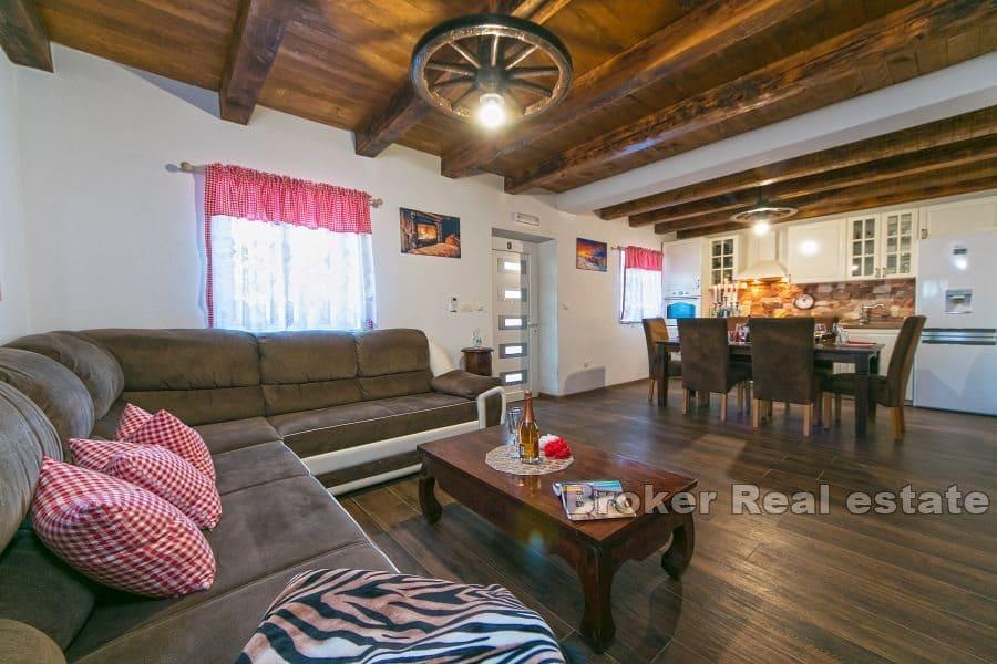 Kamena kuća sa bazenom