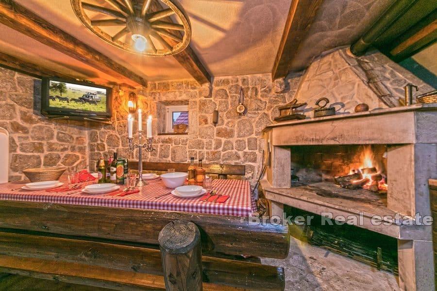 Kamena kuća sa bazenom