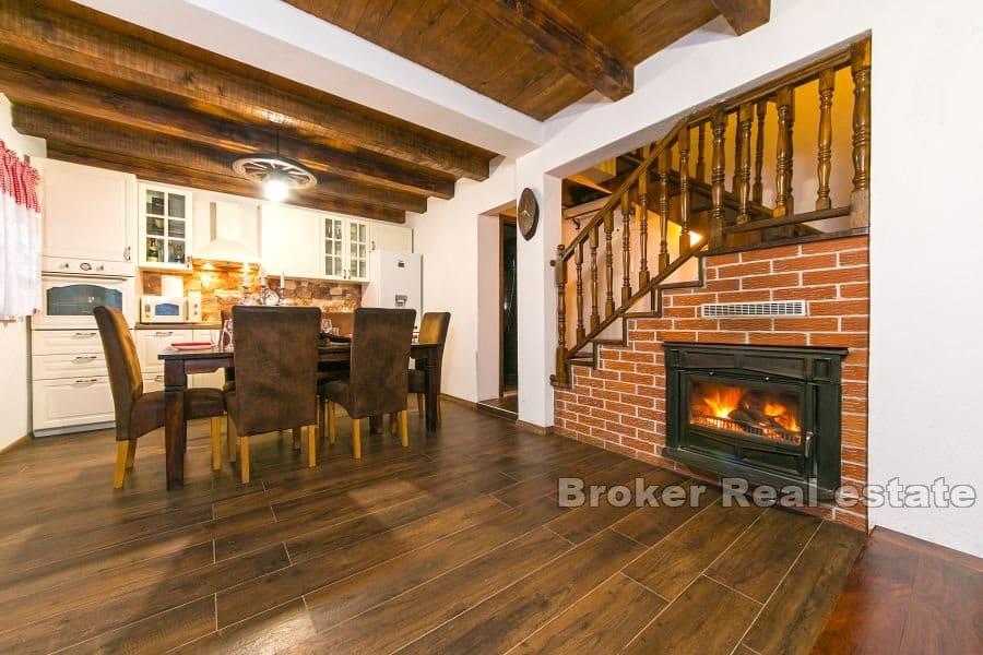 Kamena kuća sa bazenom