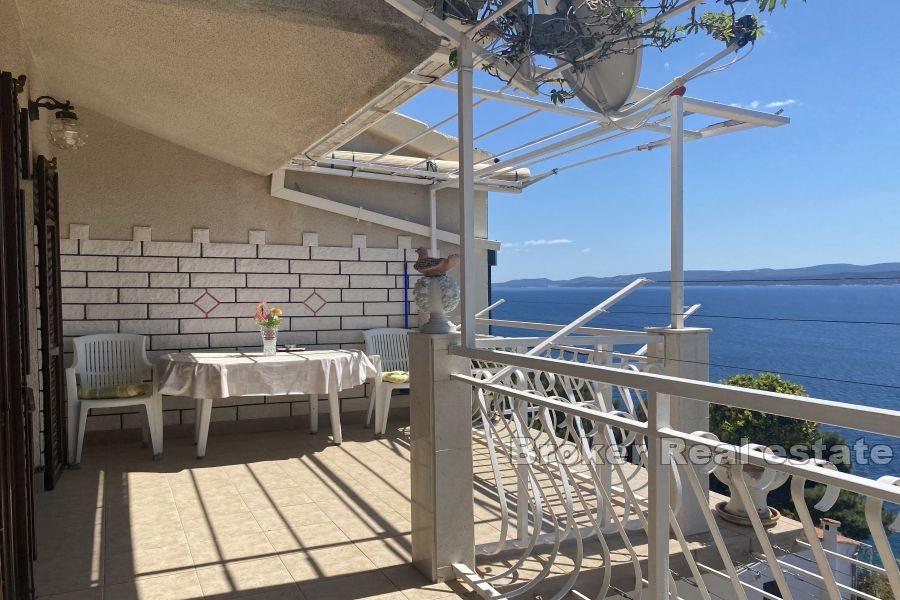 Dom z apartamentami z widokiem na morze