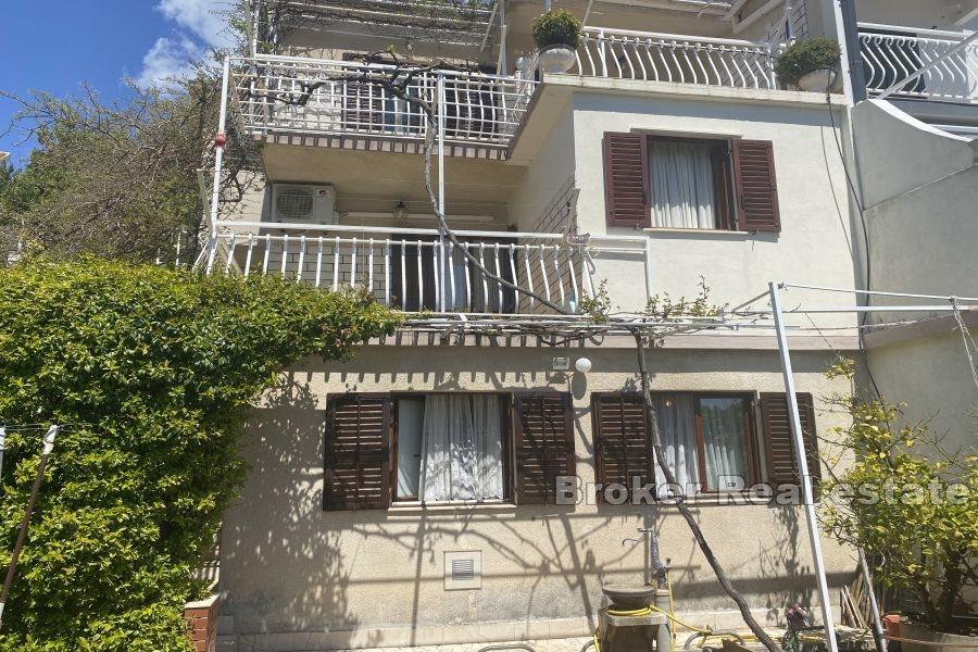 Dom z apartamentami z widokiem na morze