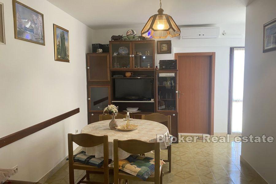 Dom z apartamentami z widokiem na morze
