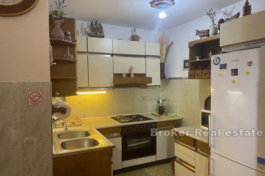 Dom z apartamentami z widokiem na morze