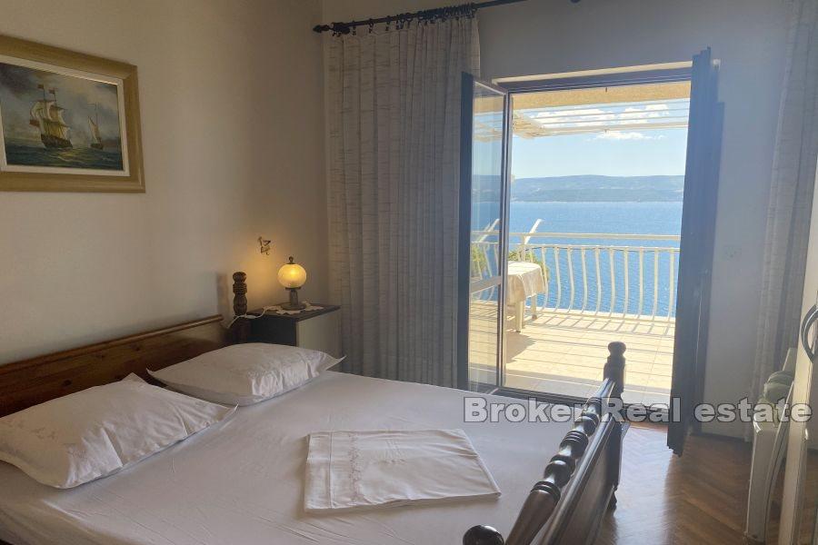 Dom z apartamentami z widokiem na morze