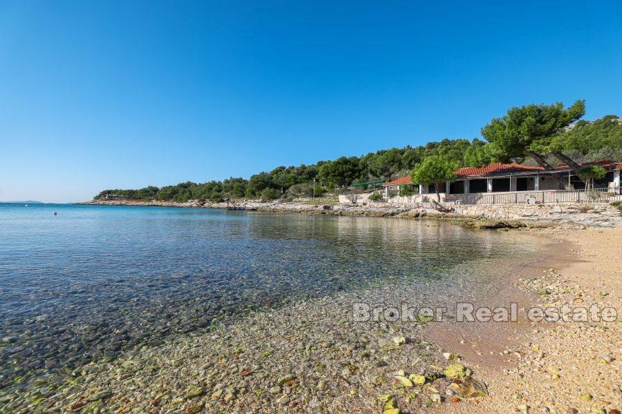 Byggnadsmark inte långt från havet
