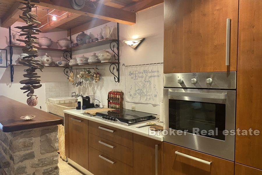 Дом в центре небольшого города