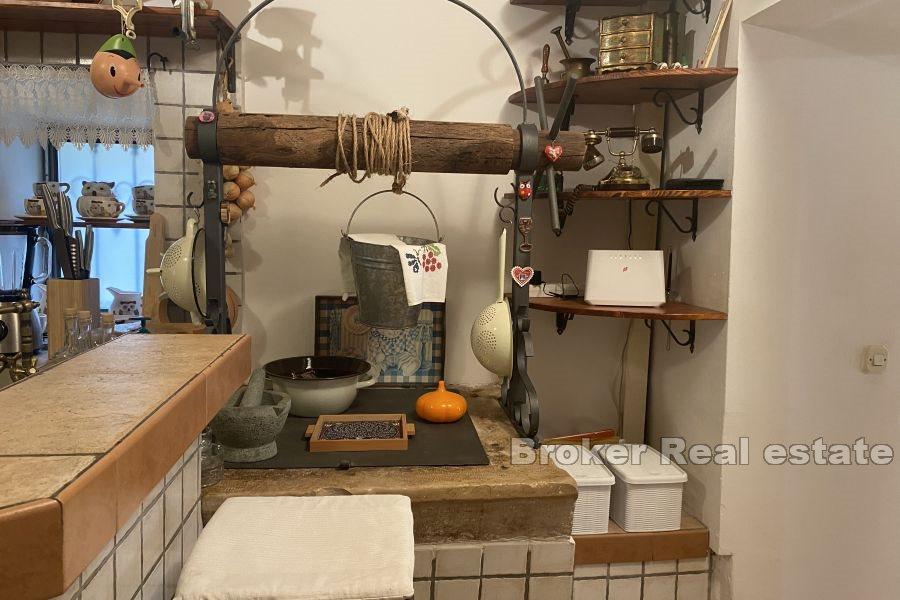 Дом в центре небольшого города