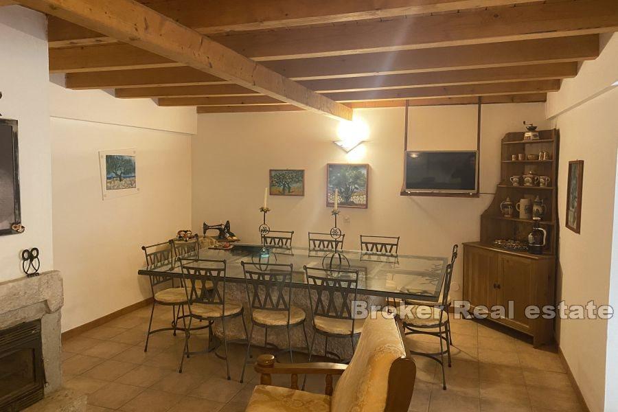 Дом в центре небольшого города