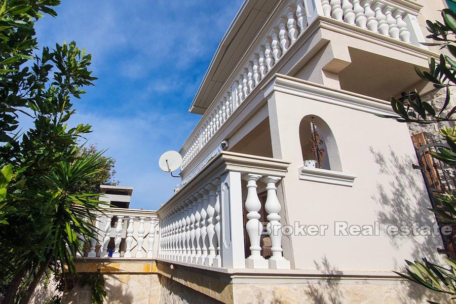 Tvåvåningshus nära havet