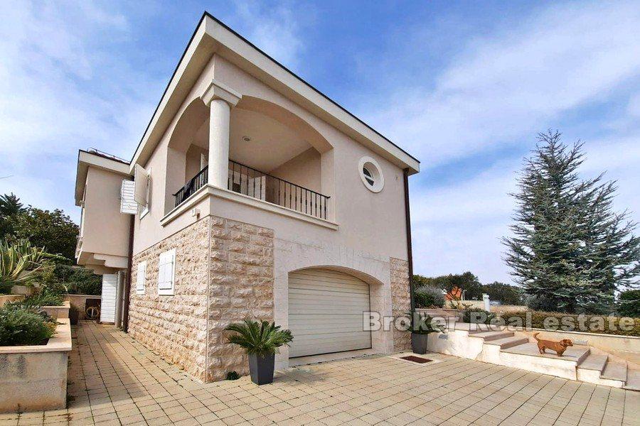 Mediterrane Villa mit Pool und Meerblick