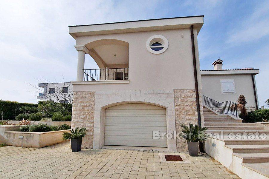 Mediterrane Villa mit Pool und Meerblick