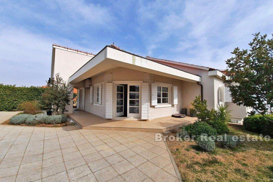Mediterrane Villa mit Pool und Meerblick