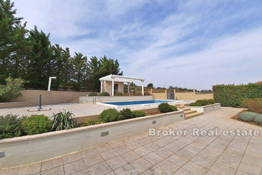 Mediterrane Villa mit Pool und Meerblick