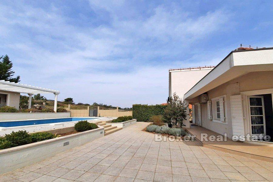 Mediterrane Villa mit Pool und Meerblick
