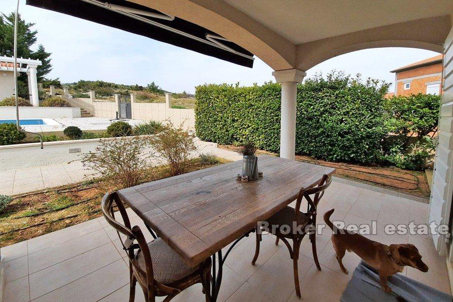 Mediterrane Villa mit Pool und Meerblick