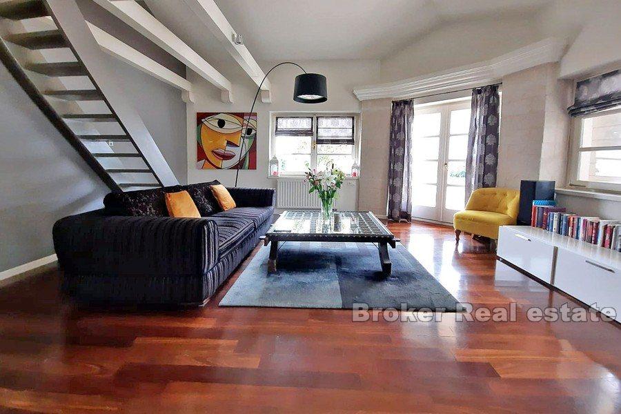 Mediterrane Villa mit Pool und Meerblick