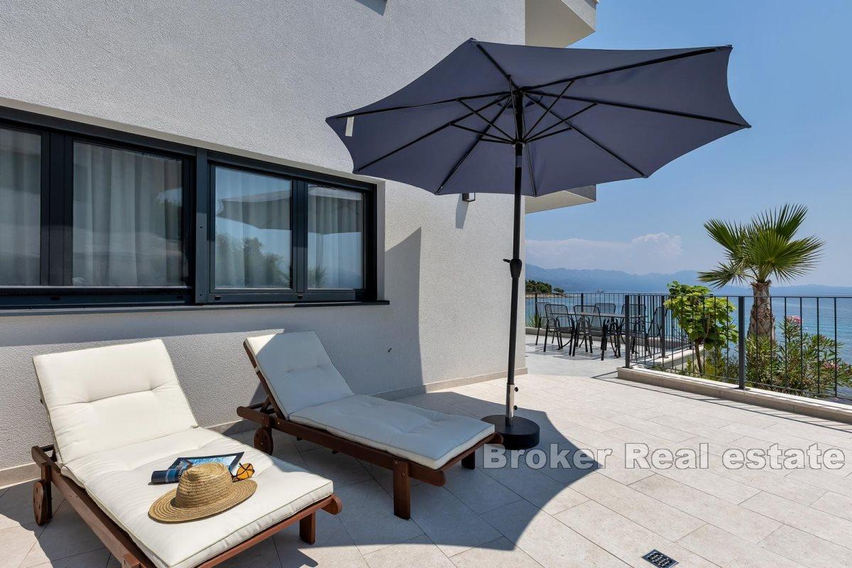 Penthouse in first row to the sea