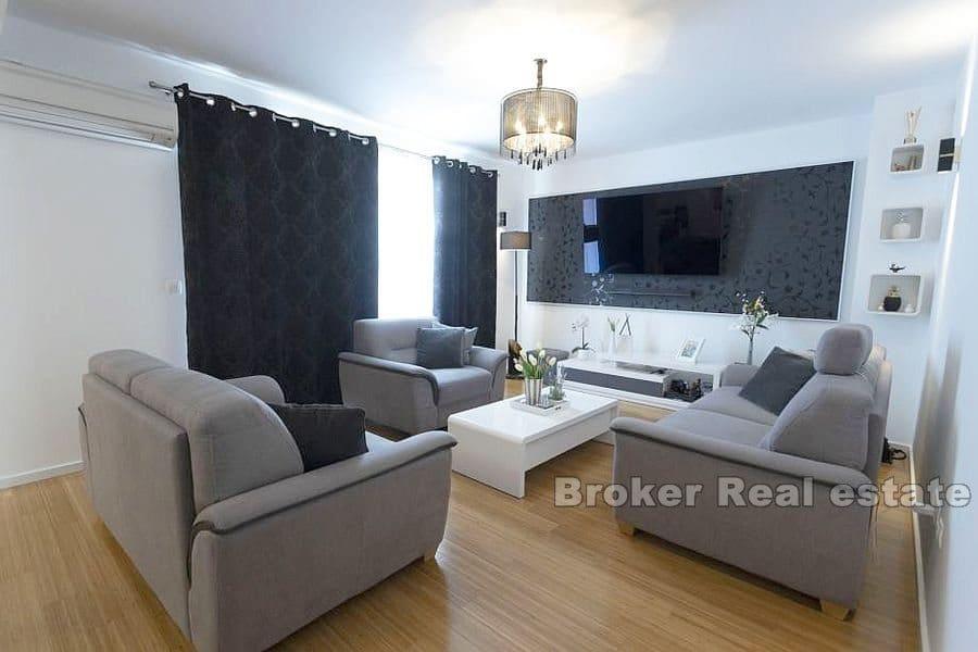 Leilighet med 3 soverom og åpen havutsikt