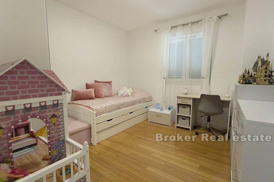 Apartment mit drei Schlafzimmern und offenem Meerblick