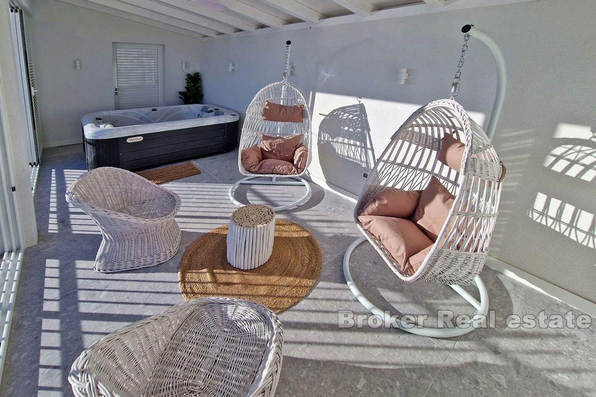 Два домика поменьше с бассейном и видом на море