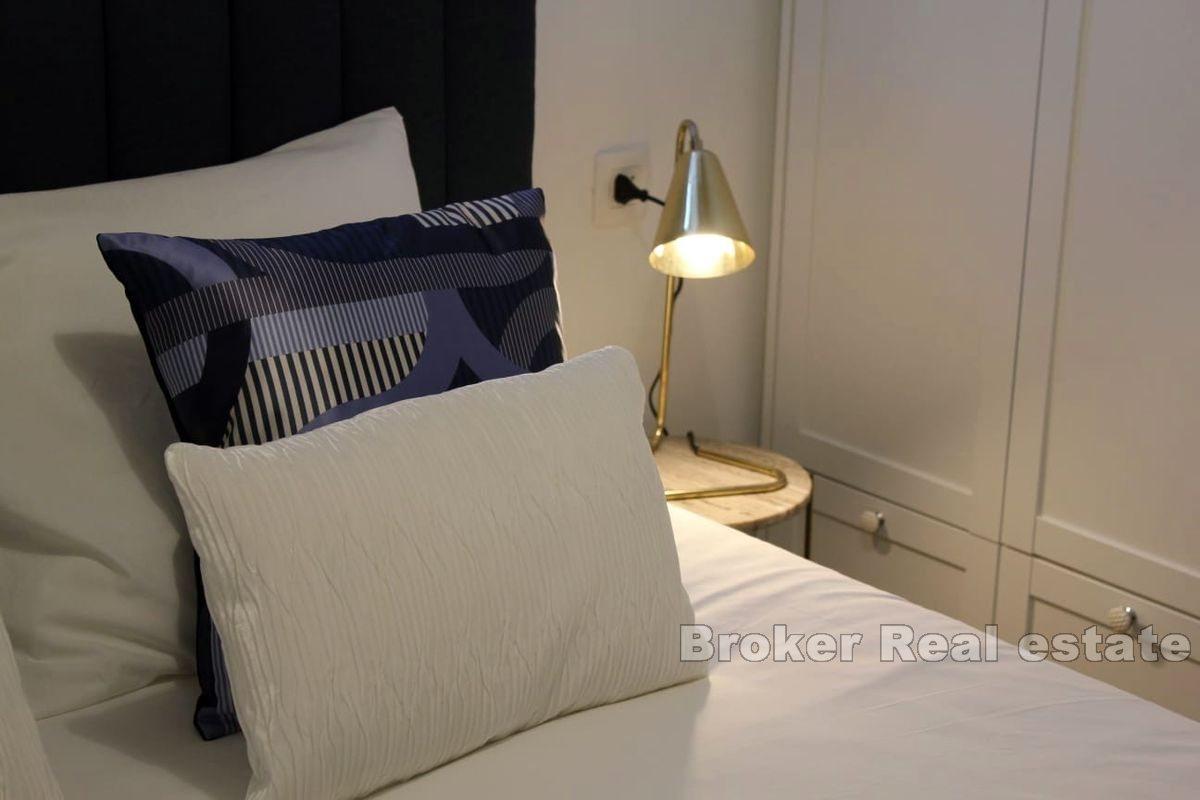 Dva menší domky s bazénem a výhledem na moře