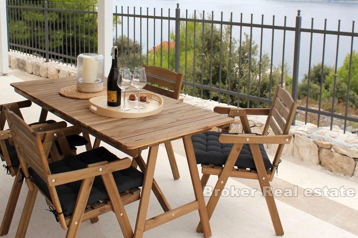 Dva menší domky s bazénem a výhledem na moře