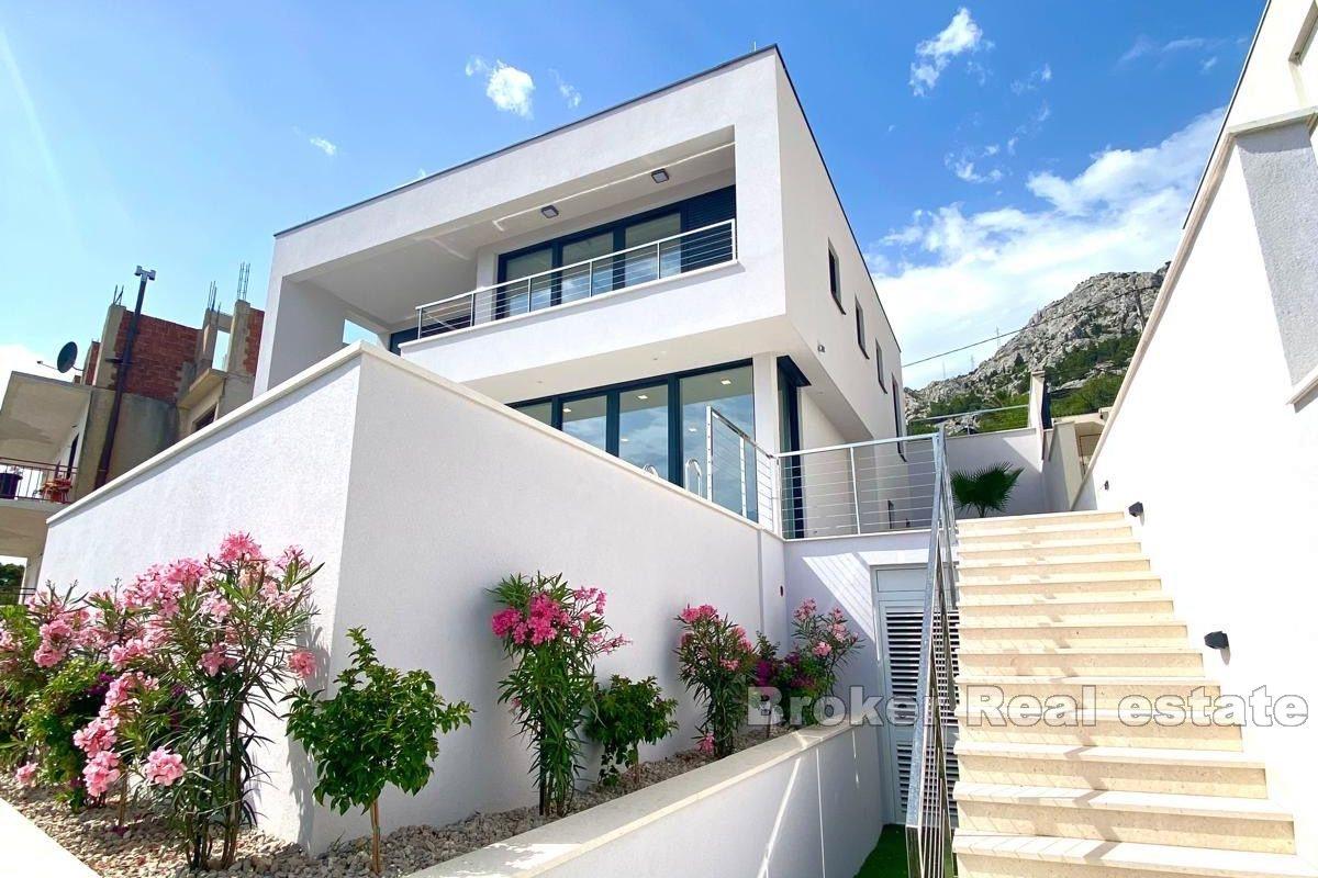 Villa mit Pool und Panoramablick auf das Meer