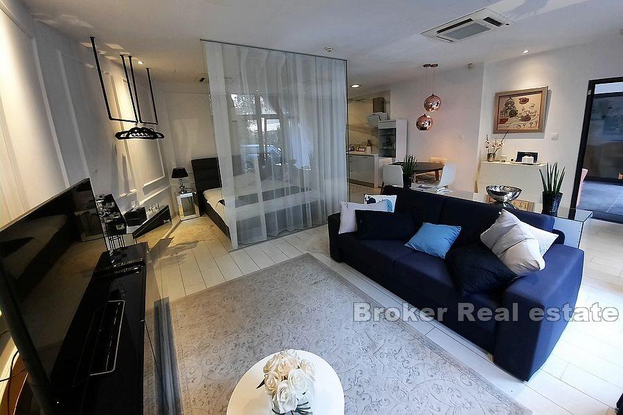 Firule, locale commerciale al piano terra