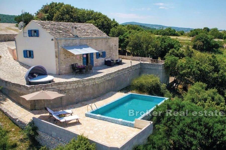 Steinhaus mit Pool