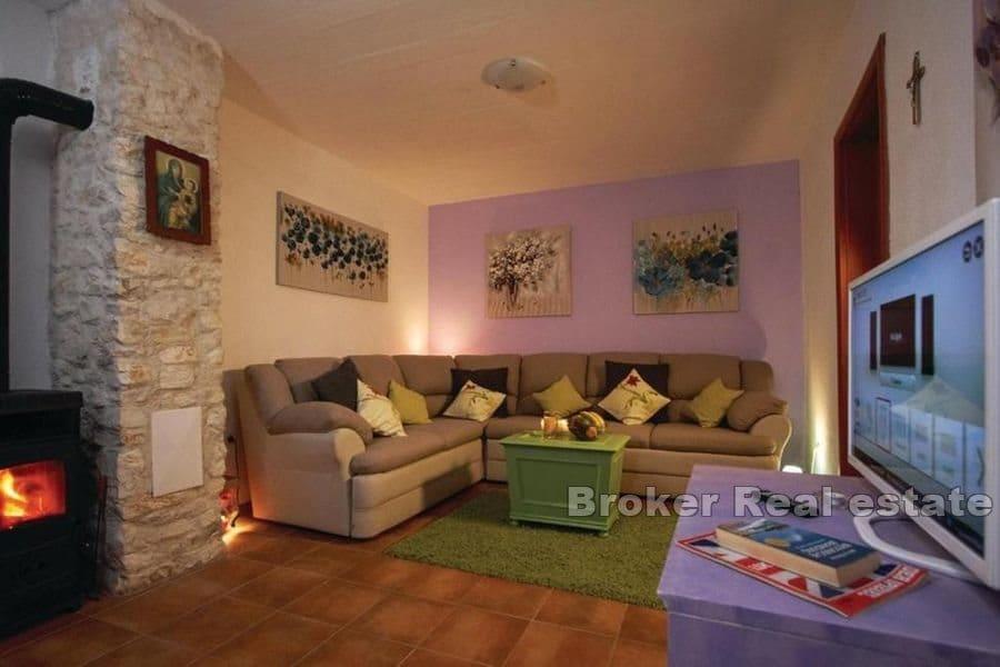 Kamena kuća s bazenom