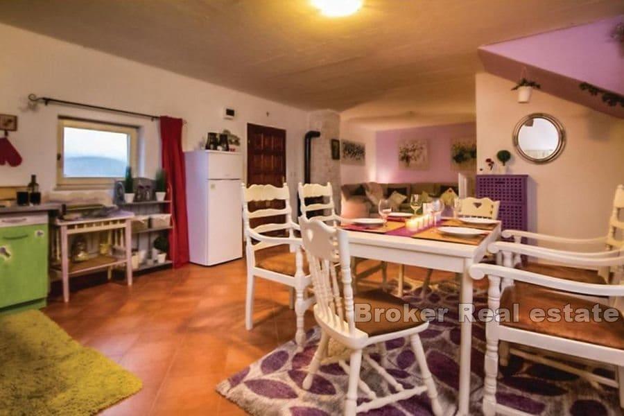 Kamena kuća s bazenom