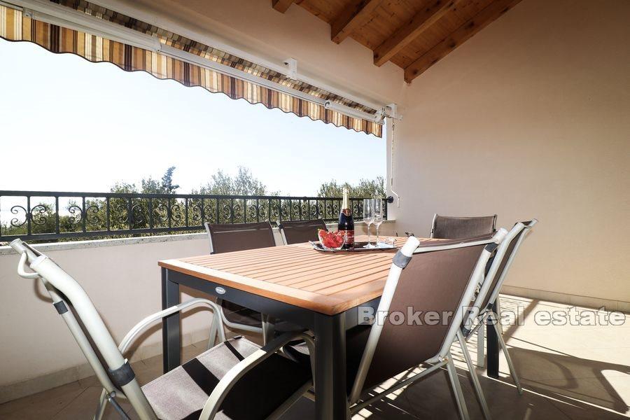 House with pool and sea view