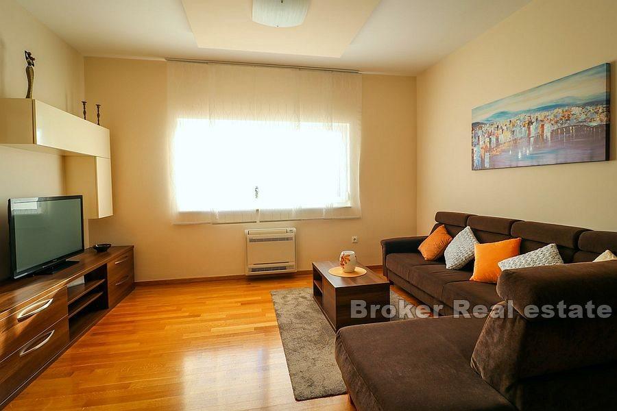 House with pool and sea view