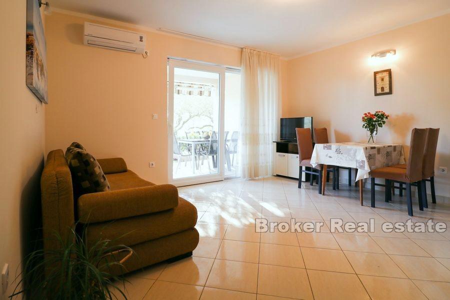 House with pool and sea view