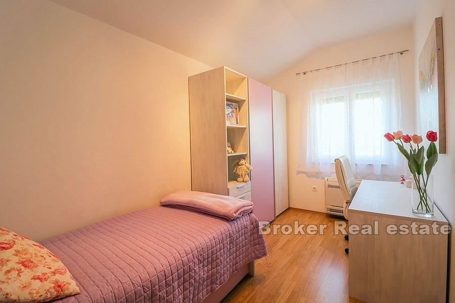 Дом с бассейном и видом на море