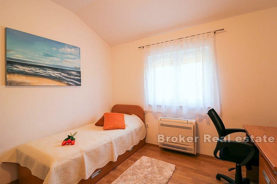 Дом с бассейном и видом на море