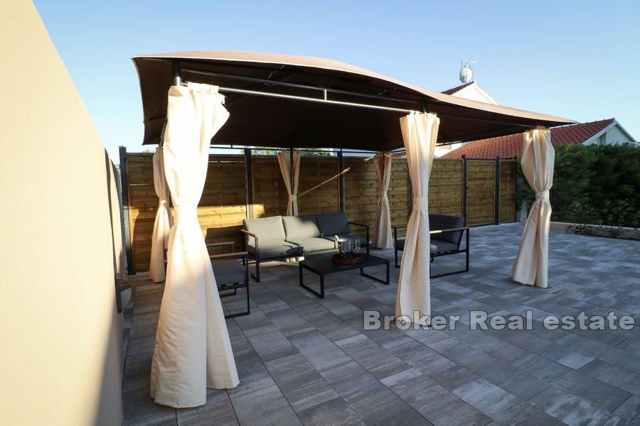 Дом с бассейном и видом на море