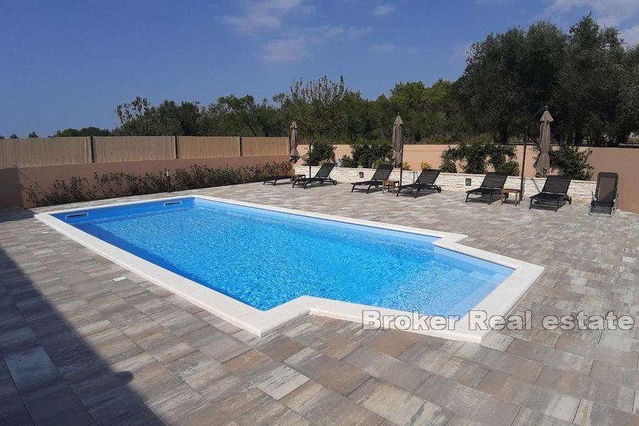 Дом с бассейном и видом на море