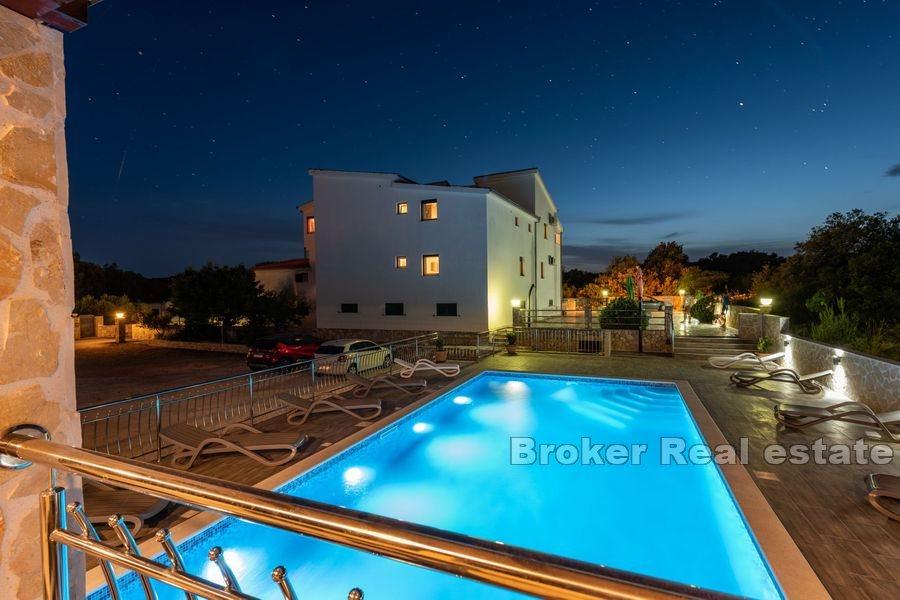 Apartmanska kuća s bazenom